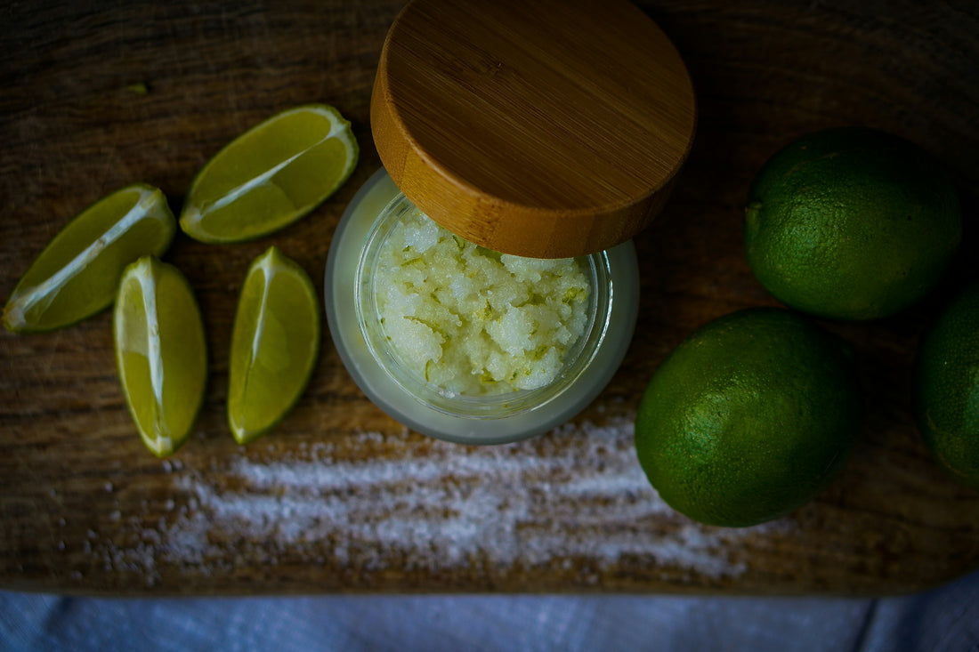 Natürlicher Lippenbalsam selber machen, DIY Zucker-Peeling für den Körper, Selbstgemachte Kosmetikzutaten: Kokosöl, Sheabutter, Bienenwachs